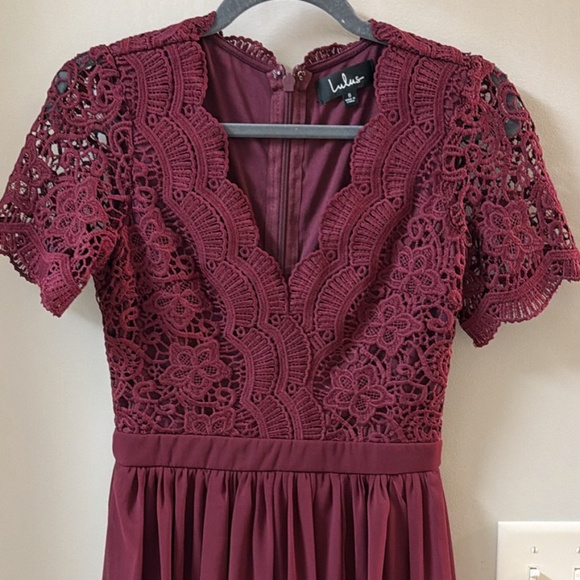 Lulus Dresses & Skirts - Lulus size small wine colored chiffon and lace dress